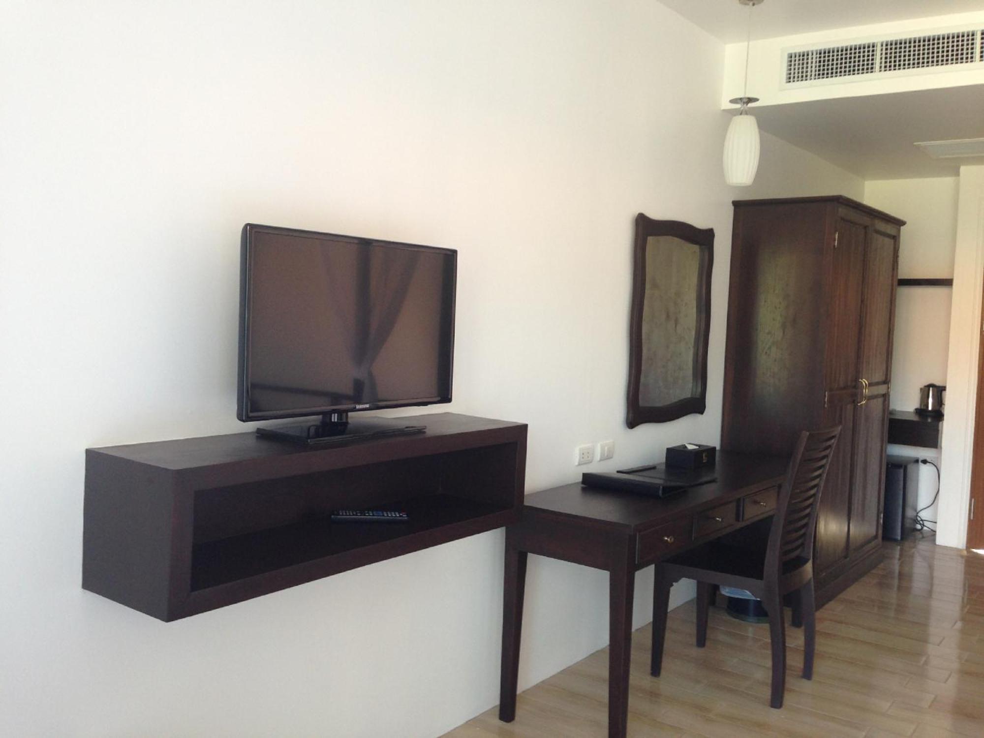 Blue Bay Resort - Access To Pool And Beach-Phuket & Krabi Ko Yao Exterior foto A television set in a hotel room