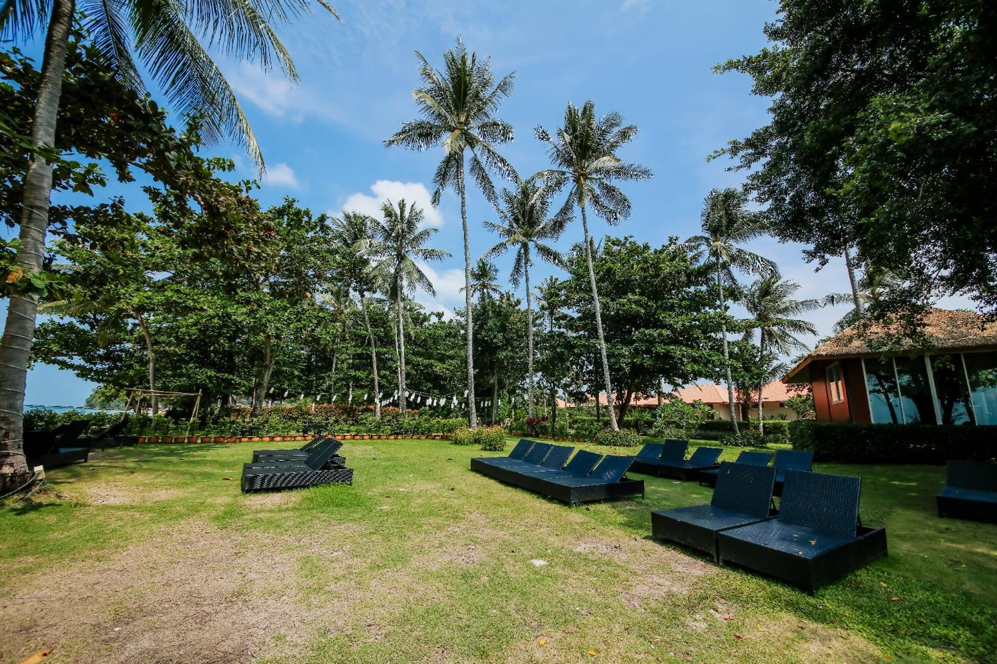 Blue Bay Resort - Access To Pool And Beach-Phuket & Krabi Ko Yao Exterior foto The lawn at the resort
